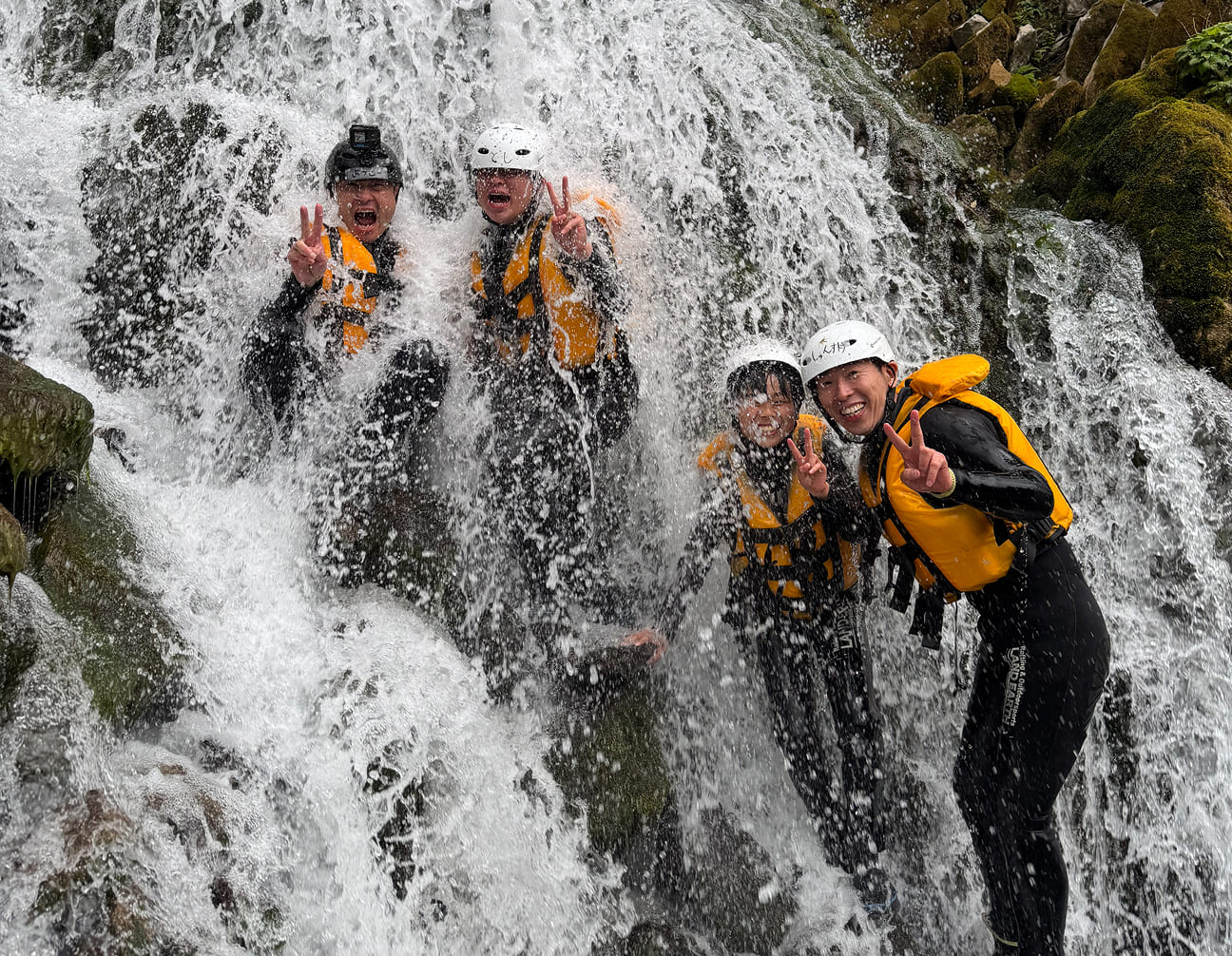 キャニオニングを楽しむ男女