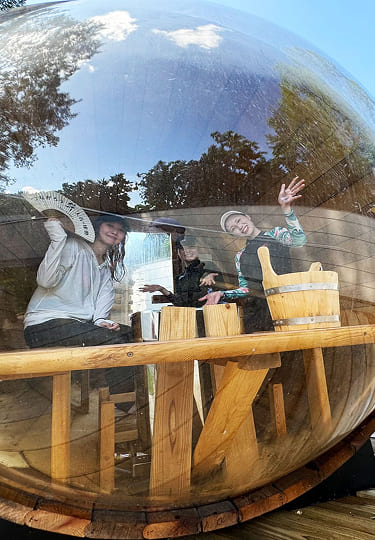 休憩で楽しむ女性たち