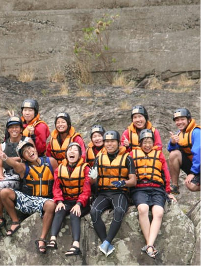 岩場で休憩中の男女