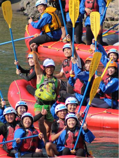 ラフティングを楽しむ男女