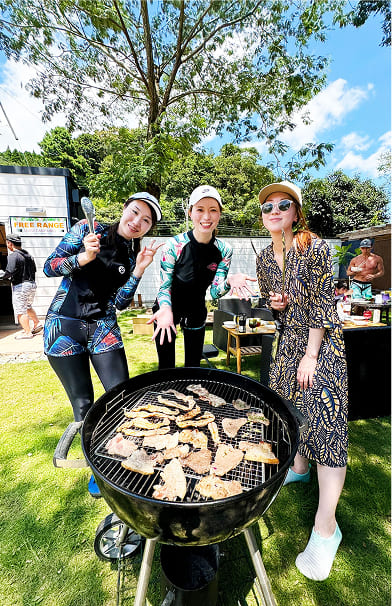 バーベキューを楽しむ女性