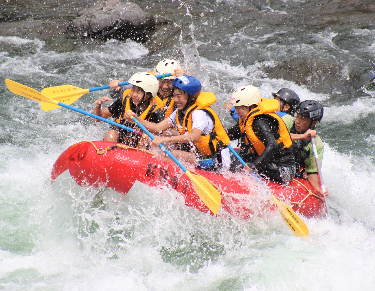 ラフティングを楽しむ男女