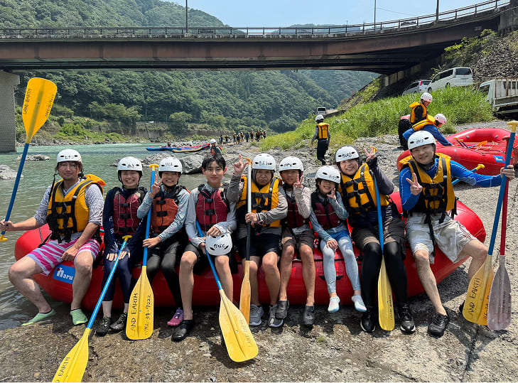 ラフティングを楽しむ男女