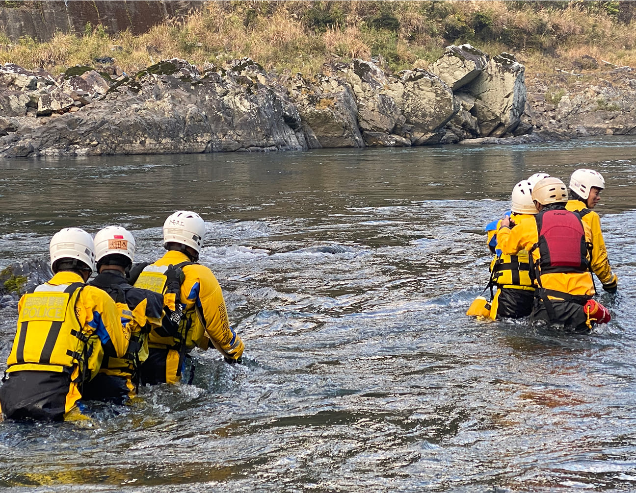 ラフティングを楽しむ男女
