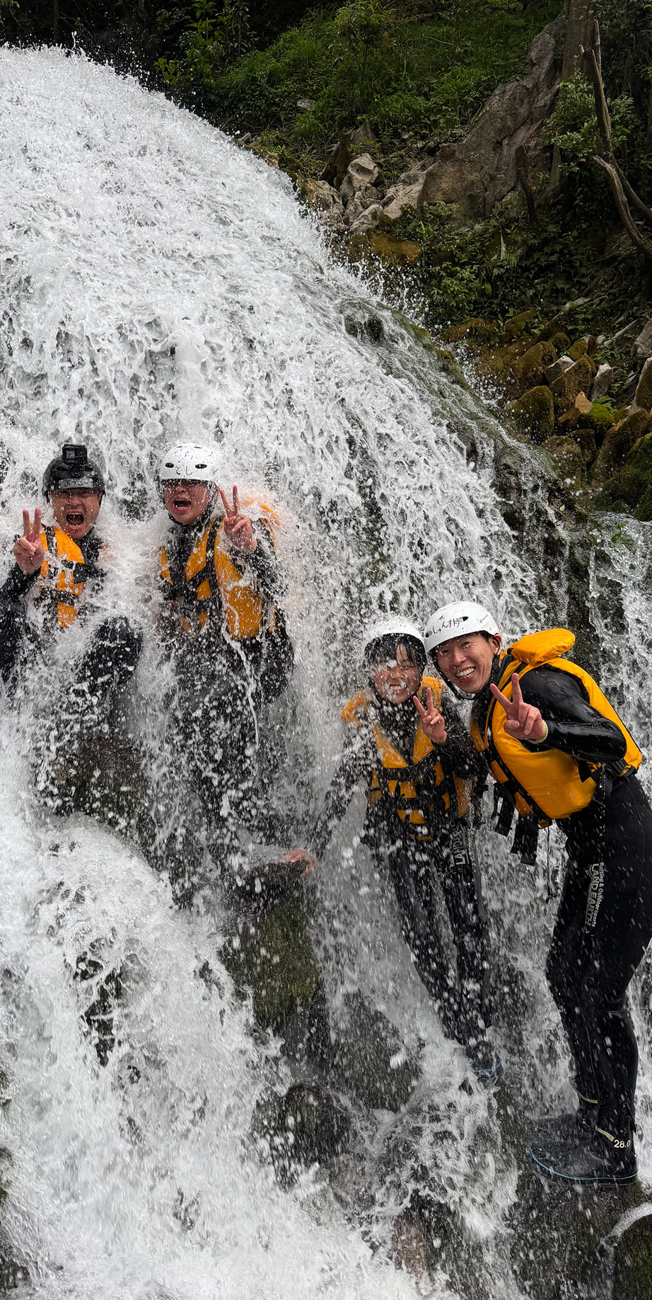 滝に打たれる男性たち