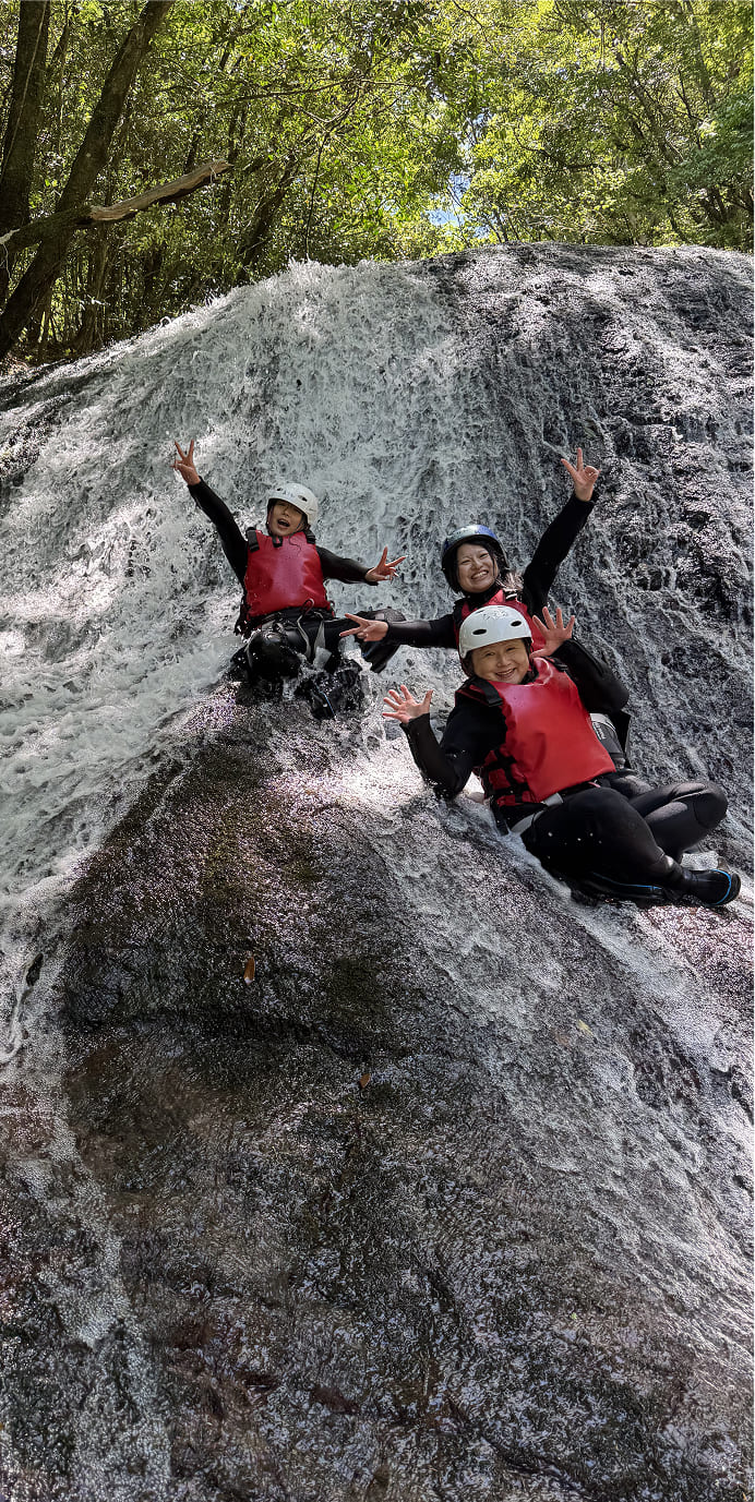 滝を滑る女性たち