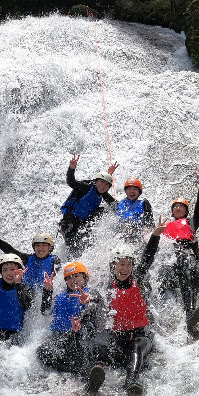 滝に打たれる男女