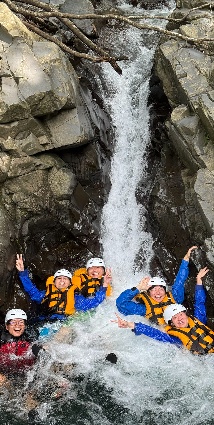 滝に打たれる男性たち