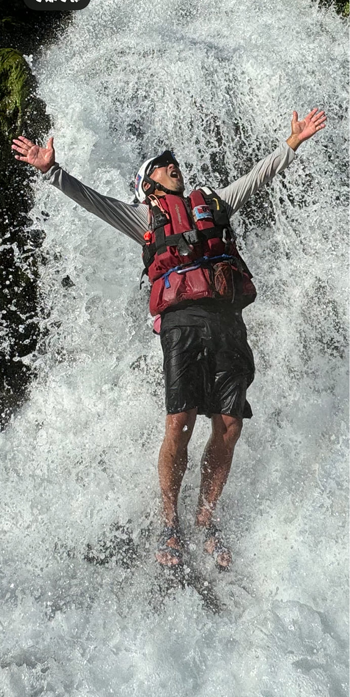 滝に打たれるスタッフ