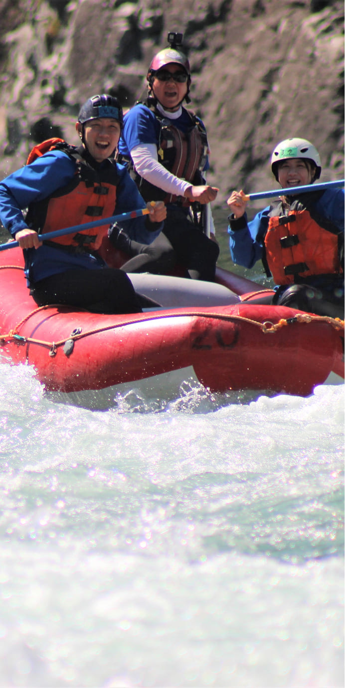 ラフティングを楽しむ男女