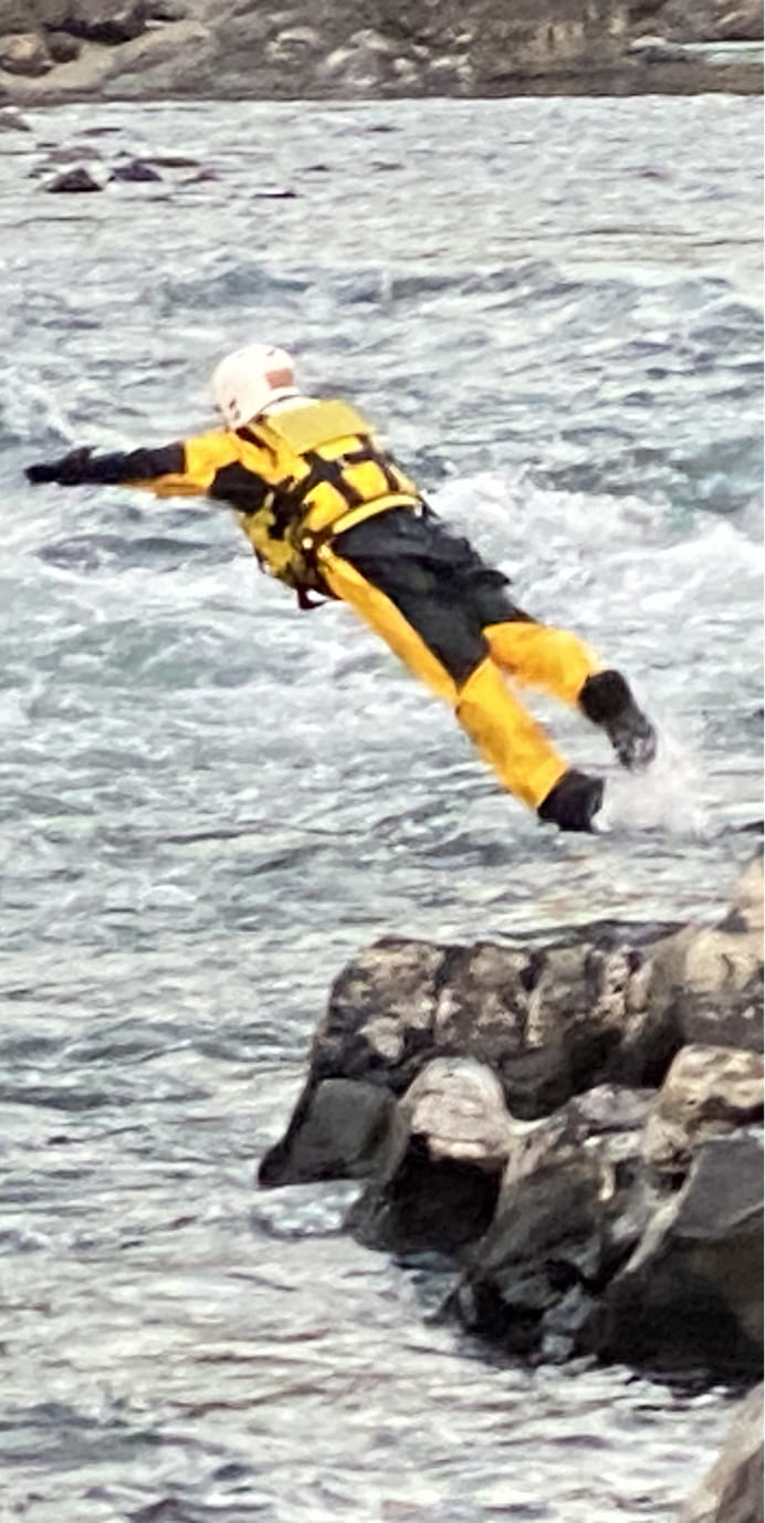 川で救助するレスキュー隊員