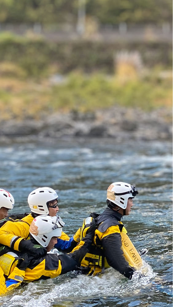川に飛び込むレスキュー隊員