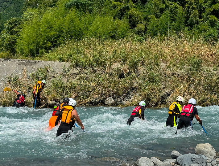 川から川岸へ向かう様子