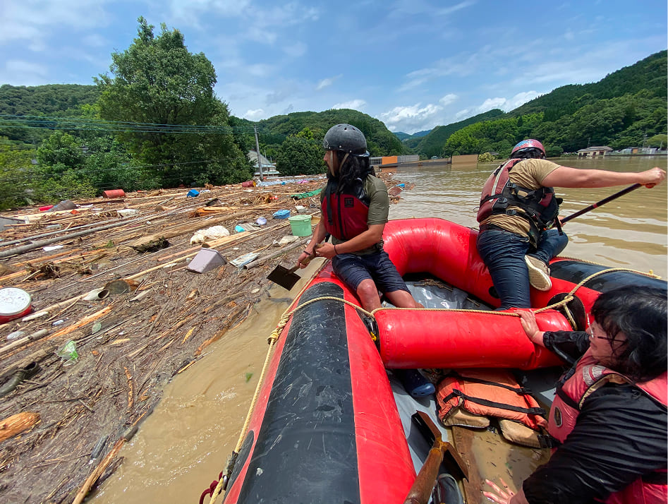 豪雨災害救助を行うスタッフ