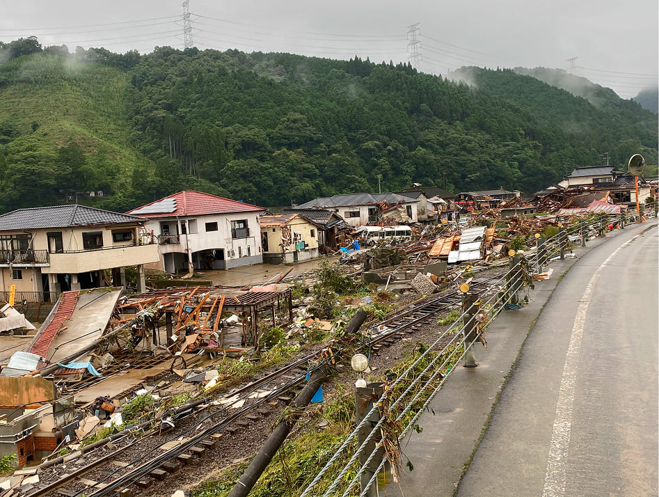 線路沿いの倒壊した家屋