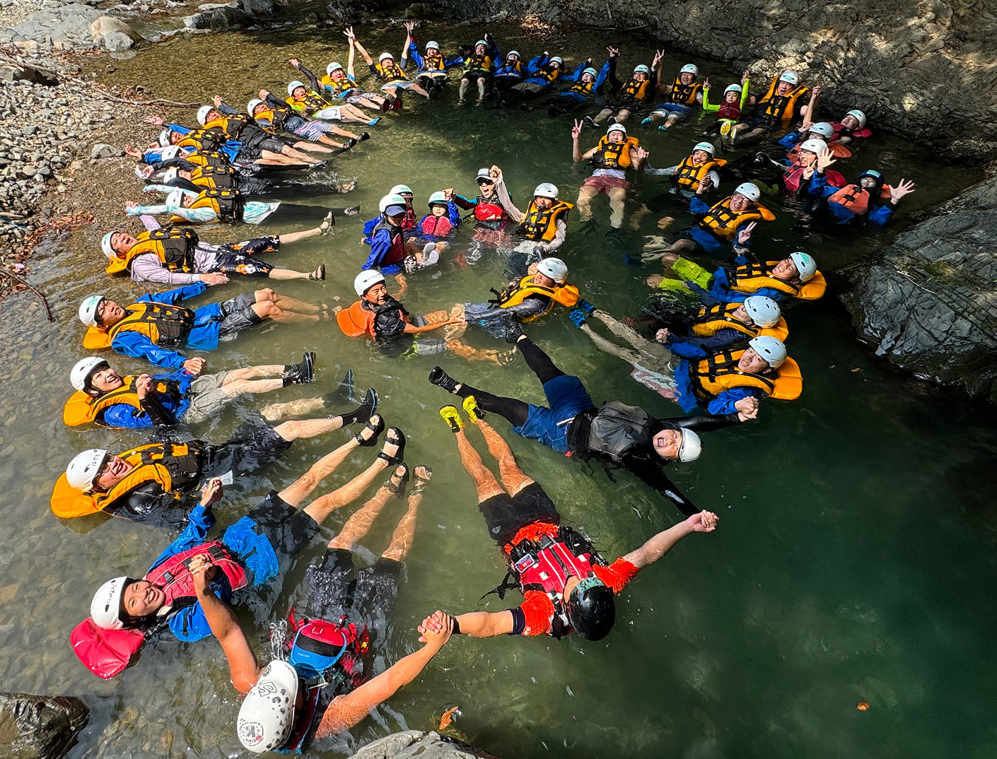 川に浮かぶ団体
